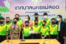 ทน.แม่สอด มอบโอวาทคณะนักกีฬาวอลเล่ย์บอล โรงเรียนเทศบาลวัดมณีไพรสณฑ์ 