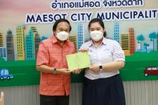 ทน.แม่สอด มอบใบประกาศเกียรติบัตร ผู้ผ่านการฝึกประสบการณ์ ด้านการแพทย์และสาธารณสุข คลินิกชุมชนอบอุ่นเทศบาลนครแม่สอด    