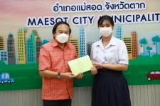 ทน.แม่สอด มอบใบประกาศเกียรติบัตร ผู้ผ่านการฝึกประสบการณ์ ด้านการแพทย์และสาธารณสุข คลินิกชุมชนอบอุ่นเทศบาลนครแม่สอด    