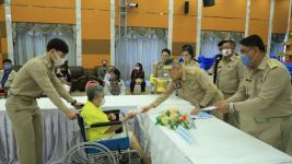 ทน.แม่สอดมอบเงินช่วยเหลือผู้ประสบสภาวะยากลำบากจากสถานการณ์โควิด-19 ช่วงบ่าย