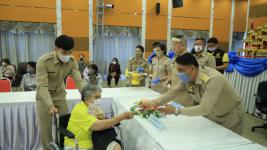 ทน.แม่สอดมอบเงินช่วยเหลือผู้ประสบสภาวะยากลำบากจากสถานการณ์โควิด-19 ช่วงบ่าย