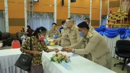 ทน.แม่สอดมอบเงินช่วยเหลือผู้ประสบสภาวะยากลำบากจากสถานการณ์โควิด-19 ช่วงบ่าย