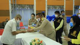 ทน.แม่สอดมอบเงินช่วยเหลือผู้ประสบสภาวะยากลำบากจากสถานการณ์โควิด-19 ช่วงบ่าย