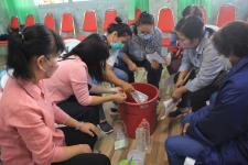 ทน.แม่สอด จัดโครงการฝึกอาชีพให้ความรู้ชุมชนในเขตเทศบาลนครแม่สอด “หลักสูตรน้ำยาดันฝุ่น น้ำยาซักผ้า” 