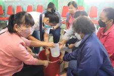 ทน.แม่สอด จัดโครงการฝึกอาชีพให้ความรู้ชุมชนในเขตเทศบาลนครแม่สอด “หลักสูตรน้ำยาดันฝุ่น น้ำยาซักผ้า” 