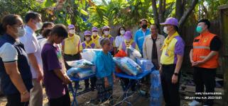 ทน.แม่สอด รองผู้ว่าราชการจังหวัดตาก และหน่วยงานที่เกี่ยวข้อง ลงพื้นที่เยี่ยมผู้ประสบเหตุอัคคีภัย ชุมชนสองแคว 2 