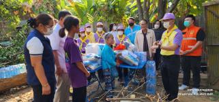 ทน.แม่สอด รองผู้ว่าราชการจังหวัดตาก และหน่วยงานที่เกี่ยวข้อง ลงพื้นที่เยี่ยมผู้ประสบเหตุอัคคีภัย ชุมชนสองแคว 2 