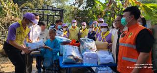 ทน.แม่สอด รองผู้ว่าราชการจังหวัดตาก และหน่วยงานที่เกี่ยวข้อง ลงพื้นที่เยี่ยมผู้ประสบเหตุอัคคีภัย ชุมชนสองแคว 2 