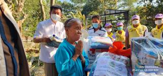 ทน.แม่สอด รองผู้ว่าราชการจังหวัดตาก และหน่วยงานที่เกี่ยวข้อง ลงพื้นที่เยี่ยมผู้ประสบเหตุอัคคีภัย ชุมชนสองแคว 2 