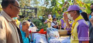 ทน.แม่สอด รองผู้ว่าราชการจังหวัดตาก และหน่วยงานที่เกี่ยวข้อง ลงพื้นที่เยี่ยมผู้ประสบเหตุอัคคีภัย ชุมชนสองแคว 2 