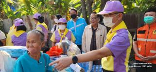 ทน.แม่สอด รองผู้ว่าราชการจังหวัดตาก และหน่วยงานที่เกี่ยวข้อง ลงพื้นที่เยี่ยมผู้ประสบเหตุอัคคีภัย ชุมชนสองแคว 2 