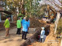 ทน.แม่สอด ลงพื้นที่ตรวจความเรียบร้อยการวางท่อระบายน้ำ ชุมชนชุมพลพัฒนา เขตเทศบาลนครแม่สอด