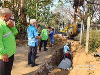 ทน.แม่สอด ลงพื้นที่ตรวจความเรียบร้อยการวางท่อระบายน้ำ ชุมชนชุมพลพัฒนา เขตเทศบาลนครแม่สอด
