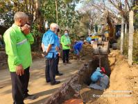 ทน.แม่สอด ลงพื้นที่ตรวจความเรียบร้อยการวางท่อระบายน้ำ ชุมชนชุมพลพัฒนา เขตเทศบาลนครแม่สอด