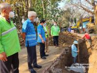 ทน.แม่สอด ลงพื้นที่ตรวจความเรียบร้อยการวางท่อระบายน้ำ ชุมชนชุมพลพัฒนา เขตเทศบาลนครแม่สอด