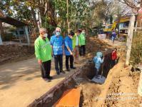 ทน.แม่สอด ลงพื้นที่ตรวจความเรียบร้อยการวางท่อระบายน้ำ ชุมชนชุมพลพัฒนา เขตเทศบาลนครแม่สอด