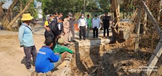 ทน.แม่สอด ลงพื้นที่ตรวจความเรียบร้อยการก่อสร้างท่อระบายน้ำ ชุมชนชุมพลพัฒนา เขตเทศบาลนครแม่สอด