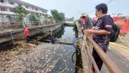 ทน.แม่สอด ลงพื้นที่ดำเนินการเปิดทางน้ำไหล สะพานหลังโรงเรียนเทศบาลวัดมณีไพรสณฑ์ 