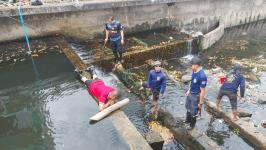 ทน.แม่สอด ลงพื้นที่ดำเนินการเปิดทางน้ำไหล สะพานหลังโรงเรียนเทศบาลวัดมณีไพรสณฑ์ 