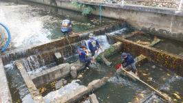 ทน.แม่สอด ลงพื้นที่ดำเนินการเปิดทางน้ำไหล สะพานหลังโรงเรียนเทศบาลวัดมณีไพรสณฑ์ 