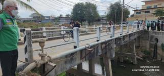 ทน.แม่สอด ลงพื้นที่ดำเนินการเปิดทางน้ำไหล สะพานหลังโรงเรียนเทศบาลวัดมณีไพรสณฑ์ 