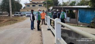 ทน.แม่สอด ลงพื้นที่ดำเนินการเปิดทางน้ำไหล สะพานหลังโรงเรียนเทศบาลวัดมณีไพรสณฑ์ 