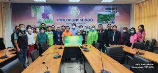 ทน.แม่สอด มอบเงินช่วยเหลือนางคำพลอย กสิผล กรณีเหตุเพลิงไหม้บ้าน โดยศูนย์ช่วยเหลือประชาชน เทศบาลนครแม่สอด