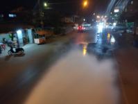 ทน.แม่สอด ดำเนินการฉีดล้างถนนและพ่นละอองน้ำ เพื่อลดปัญหาฝุ่นละออง (PM2.5) ถนนอินทรคีรี เขตเทศบาลนครแม่สอด