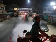 ทน.แม่สอด ดำเนินการฉีดล้างถนนและพ่นละอองน้ำ เพื่อลดปัญหาฝุ่นละออง (PM2.5) ถนนอินทรคีรี เขตเทศบาลนครแม่สอด