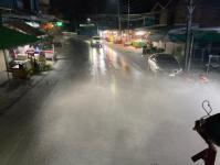 ทน.แม่สอด ดำเนินการฉีดล้างถนนและพ่นละอองน้ำ เพื่อลดปัญหาฝุ่นละออง (PM2.5) เขตเทศบาลนครแม่สอด