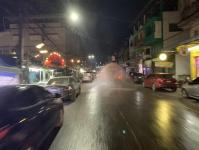 ทน.แม่สอด ดำเนินการฉีดล้างถนนและพ่นละอองน้ำ เพื่อลดปัญหาฝุ่นละออง (PM2.5) เขตเทศบาลนครแม่สอด