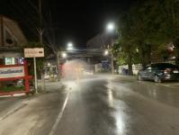 ทน.แม่สอด ดำเนินการฉีดล้างถนนและพ่นละอองน้ำ เพื่อลดปัญหาฝุ่นละออง (PM2.5) เขตเทศบาลนครแม่สอด