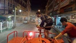 ทน.แม่สอด ดำเนินการฉีดล้างถนนและพ่นละอองน้ำ เพื่อลดปัญหาฝุ่นละออง (PM2.5) เขตเทศบาลนครแม่สอด