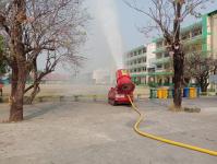 ทน.แม่สอด ดำเนินการฉีดล้างถนนและพ่นละอองน้ำ เพื่อลดปัญหาฝุ่นละออง (PM2.5) เขตเทศบาลนครแม่สอด