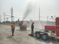 ทน.แม่สอด ดำเนินการฉีดล้างถนนและพ่นละอองน้ำ เพื่อลดปัญหาฝุ่นละออง (PM2.5) เขตเทศบาลนครแม่สอด