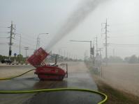 ทน.แม่สอด ดำเนินการฉีดล้างถนนและพ่นละอองน้ำ เพื่อลดปัญหาฝุ่นละออง (PM2.5) เขตเทศบาลนครแม่สอด