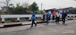 ทน.แม่สอด ลงพื้นที่ดำเนินการทาสีสะพานชุมชนดอนไชย เขตเทศบาลนครแม่สอด