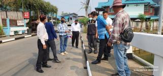 ทน.แม่สอด ลงพื้นที่ดำเนินการทาสีสะพานชุมชนดอนไชย เขตเทศบาลนครแม่สอด