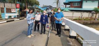 ทน.แม่สอด ลงพื้นที่ดำเนินการทาสีสะพานชุมชนดอนไชย เขตเทศบาลนครแม่สอด