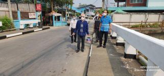 ทน.แม่สอด ลงพื้นที่ดำเนินการทาสีสะพานชุมชนดอนไชย เขตเทศบาลนครแม่สอด