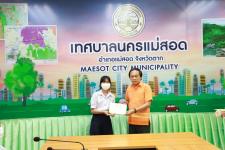 ทน.แม่สอด มอบใบประกาศเกียรติบัตร ผู้ผ่านการฝึกประสบการณ์ ด้านการแพทย์และสาธารณสุข คลินิกชุมชนอบอุ่นเทศบาลนครแม่สอด