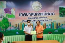 ทน.แม่สอด มอบใบประกาศเกียรติบัตร ผู้ผ่านการฝึกประสบการณ์ ด้านการแพทย์และสาธารณสุข คลินิกชุมชนอบอุ่นเทศบาลนครแม่สอด