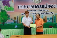 ทน.แม่สอด มอบใบประกาศเกียรติบัตร ผู้ผ่านการฝึกประสบการณ์ ด้านการแพทย์และสาธารณสุข คลินิกชุมชนอบอุ่นเทศบาลนครแม่สอด