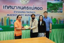 ทน.แม่สอด มอบใบประกาศเกียรติบัตร ผู้ผ่านการฝึกประสบการณ์ ด้านการแพทย์และสาธารณสุข คลินิกชุมชนอบอุ่นเทศบาลนครแม่สอด