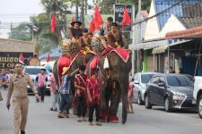 ทน.แม่สอด ร่วมพิธีอัญเชิญพระบรมรูปหล่อสมเด็จพระเจ้าตากสินมหาราช (ทรงม้า) ประดิษฐาน ณ วงเวียนแยกอุ้มผาง อำเภอแม่สอด จังหวัดตาก