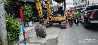 ทน.แม่สอด ลงพื้นที่ติดตามความคืบหน้าโครงการปรับปรุงผิวจราจรพร้อมยกฝาท่อระบายน้ำ บริเวณถนนชิดวนา 
