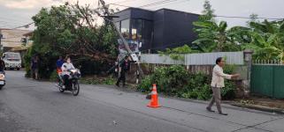 ทน.แม่สอด ลงพื้นที่สำรวจจากผลกระทบของพายุฤดูร้อน 