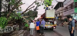 ทน.แม่สอด ลงพื้นที่สำรวจจากผลกระทบของพายุฤดูร้อน 