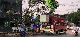 ทน.แม่สอด ลงพื้นที่สำรวจจากผลกระทบของพายุฤดูร้อน 