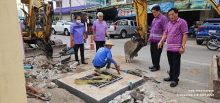 ทน.แม่สอด ลงพื้นที่ติดตามความคืบหน้าโครงการปรับปรุงผิวจราจรพร้อมยกฝาท่อระบายน้ำ บริเวณถนนชิดวนา 